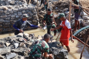 ‎Sinergi TNI-Rakyat, Pemasangan Tiang Keempat Jembatan TMMD Ditargetkan Selesai Hari Ini