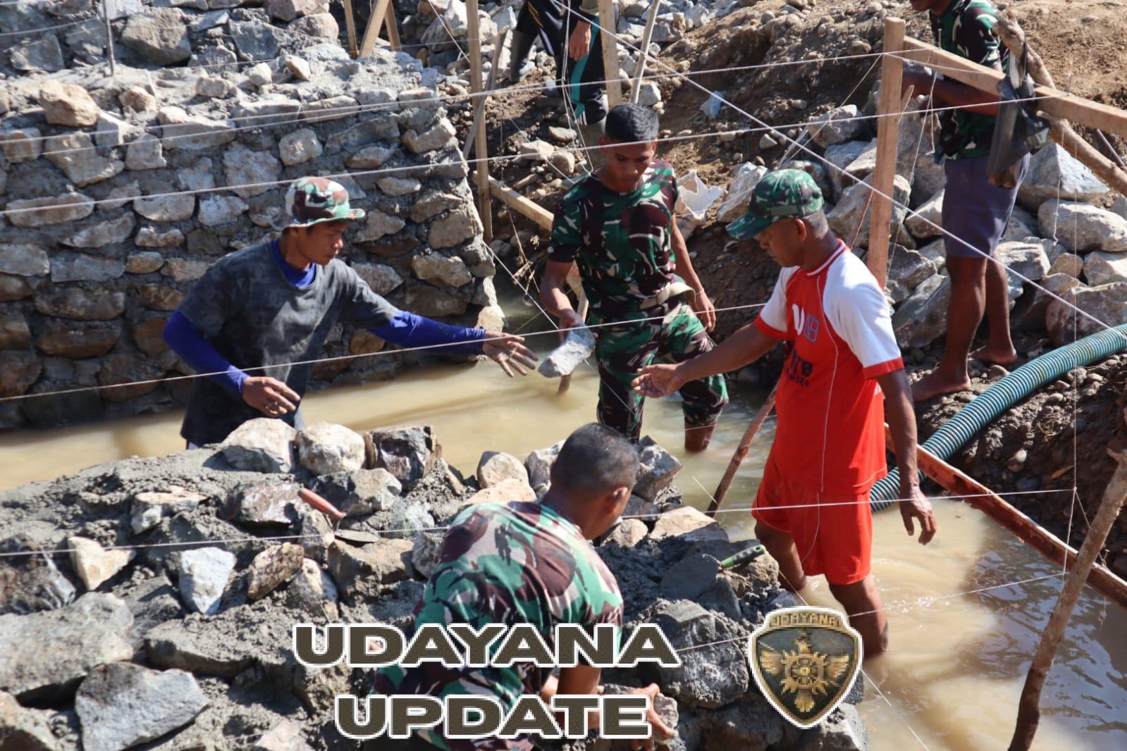 ‎Sinergi TNI-Rakyat, Pemasangan Tiang Keempat Jembatan TMMD Ditargetkan Selesai Hari Ini