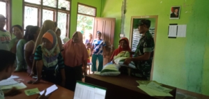 Babinsa Koramil 1612-04/Borong Kawal Penyaluran 3.380 Kg Beras Bantuan di Desa Beangencung