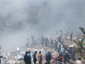 Babinsa Koramil 1612-01/Ruteng Dukung Pengelolaan Sampah di TPA Kelurahan Tadong