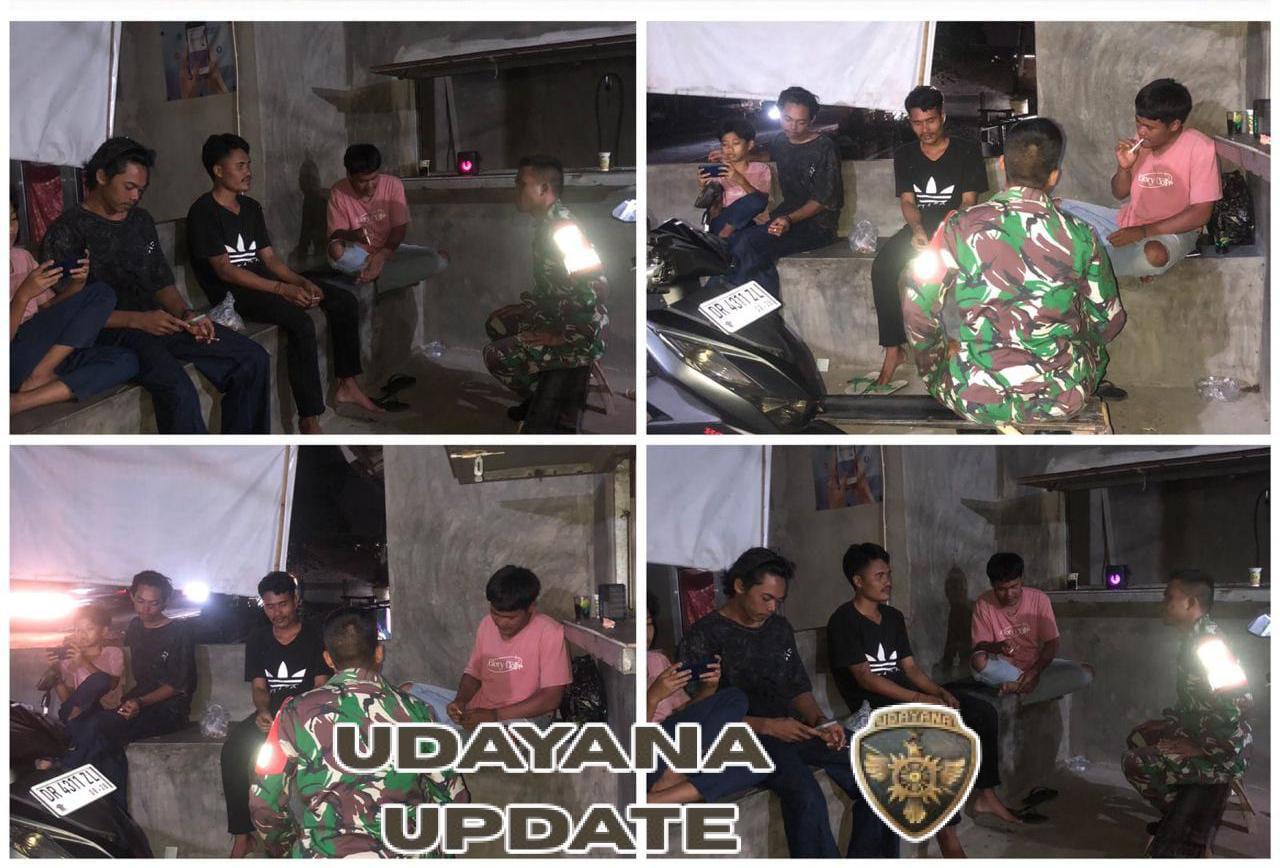 Babinsa Sukarara Patroli Sambil Kongkow Bersama Warga di Dusun Tangar