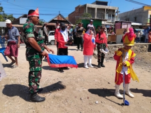 Babinsa Dari Koramil 1608-04 Woha Amankan Gerak Jalan Indah Sambut HUT RI ke-80