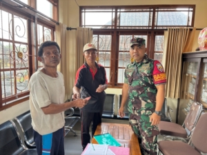 Beri Pendampingan, Babinsa Tohpati Pastikan BLT DD Tepat Sasaran