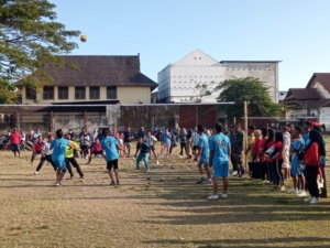 Tingkatkan Kemanunggalan TNI-Rakyat, Babinsa Hadiri Lomba Voli di Empang
