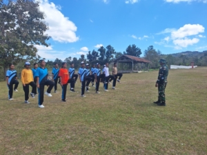 Persiapan HUT RI ke-80, Babinsa Koramil 1618-01/Miotim Latih Paskibra Tingkat Kecamatan di Bikomi Tengah
