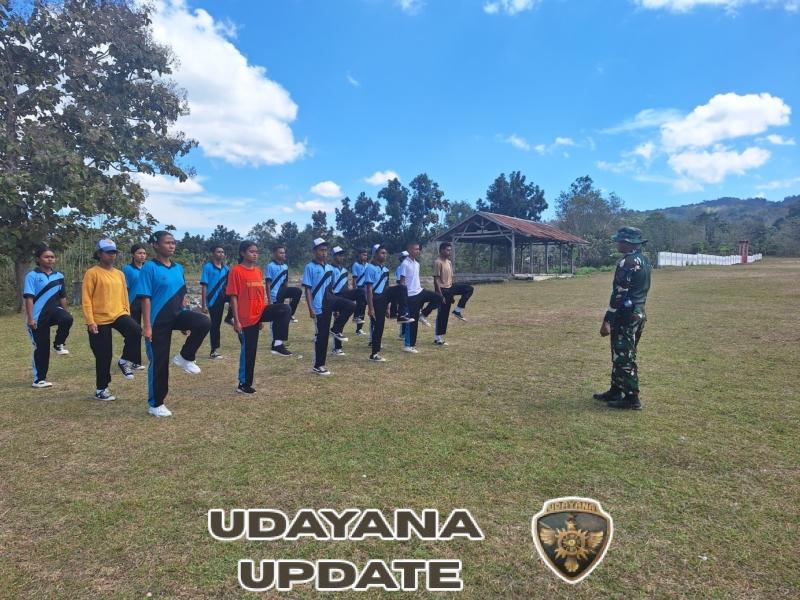 Persiapan HUT RI ke-80, Babinsa Koramil 1618-01/Miotim Latih Paskibra Tingkat Kecamatan di Bikomi Tengah