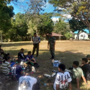 Motivasi Nasionalisme, Babinsa dan Bhabinkamtibmas Dukung Latihan Paskibraka di Biboki Selatan