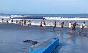 Fast Boat Tenggelam di Perairan Padang Galak, Babinsa dan Warga Bantu Evakuasi