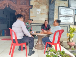 Babinsa Desa Bengkala bersinergi dengan Babinkamtibmas Jalin Komsos dengan Warga