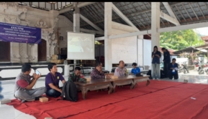 Atasi Tantangan Beternak Sapi, Babinsa Batununggul Atensi Sosialisasi KKN Unud