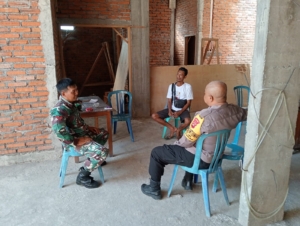 Babinsa Les dan Bhabinkamtibmas melaksanakan komunikasi Sosial untuk mendengarkan aspirasi serta Kebutuhan masyarakat