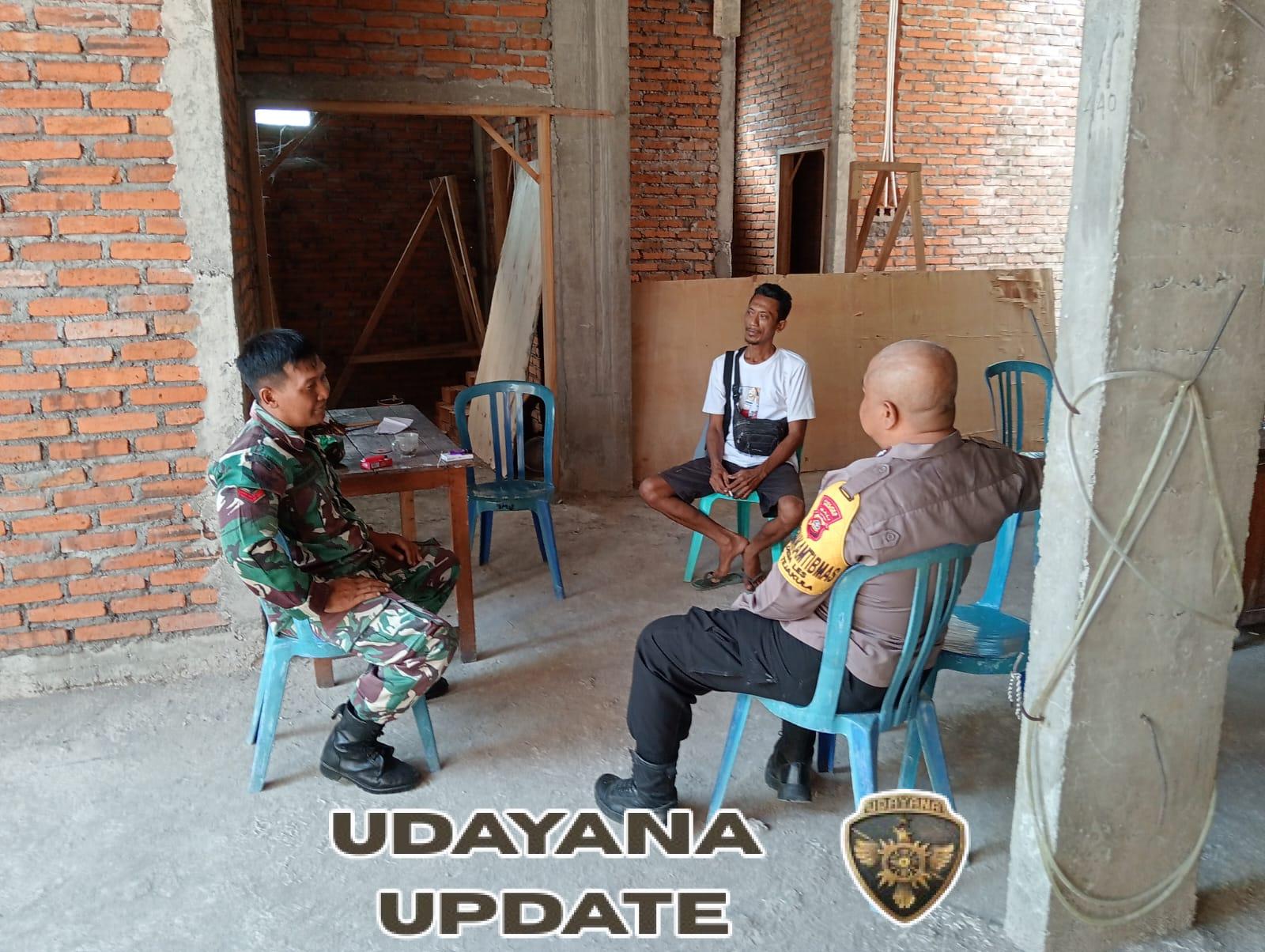 Babinsa Les dan Bhabinkamtibmas melaksanakan komunikasi Sosial untuk mendengarkan aspirasi serta Kebutuhan masyarakat