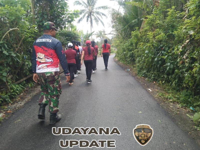 Babinsa 1623-06/Selat dampingi perangkat Desa Duda latihan gerak jalan.