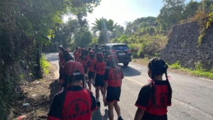 Persiapan lomba gerak jalan tingkat pelajar SD, Babinsa 1623-01/Karangasem latihkan PBB siswa-siswi SDN 4 Pertima.