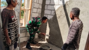 Babinsa Desa Kuli Aisele Bantu Warga Plester dan Acian Rumah