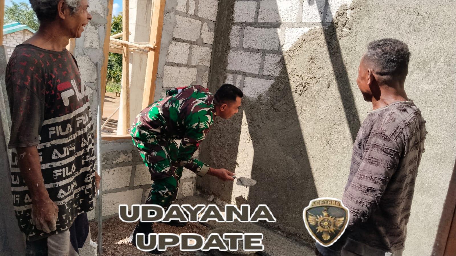 Babinsa Desa Kuli Aisele Bantu Warga Plester dan Acian Rumah
