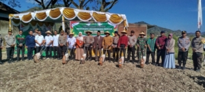 Babinsa Menala dan Santri Ponpes Al-Ikhlas Kompak Tanam Jagung Demi Swasembada Pangan