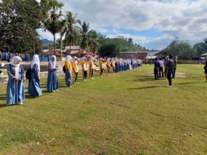 Babinsa Monta dan Warga Sondo Gotong Royong Siapkan Lapangan Upacara 17 Agustus