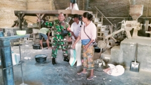 Babinsa Pantau Sejumlah Penggilingan Beras Di Desa Sukarara