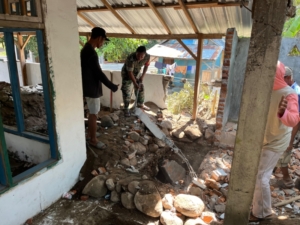 Babinsa Kwangko Turut Bongkar Masjid Al-Ikhlas