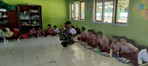 Babinsa Kelurahan Menala Dampingi Kegiatan Makan Bergizi Gratis di SD MIN 2 Taliwang