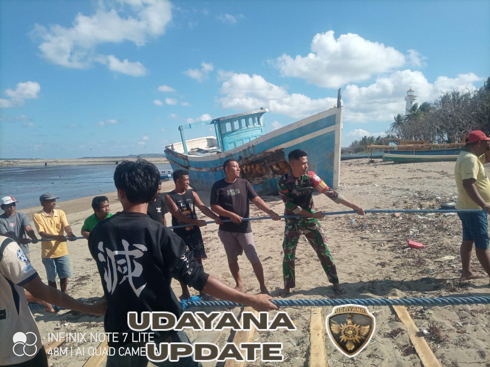 Babinsa Ikut Gotong Royong Bersama Warga Angkat Perahu Nelayan