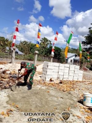 Babinsa Bantu Pembangunan Aula Kantor Desa Hundihopo, Wujud Sinergi TNI-Rakyat