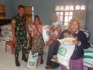 Babinsa Koramil 03/Pahunga Lodu Dampingi Penyaluran Bantuan BPP Di Desa Kaliuda