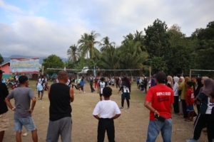 Satgas TMMD dan Warga Kalabeso Adu Ketangkasan di Lapangan Voli Sambut HUT RI ke-80