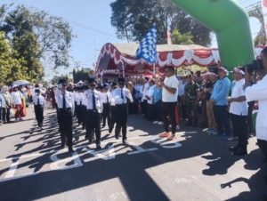 Dandim 1614/Dompu Lepas Langsung Lomba Gerak Jalan Indah Putra SD/MI