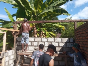 Perehapan Rumah Warga Terus Berlanjut, Satgas TMMD Kerjakan Rumah Bapak Randi di Desa Kiraman
