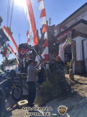 Babinsa Timuhun Bersama Staf Dan KKN Unud Kibarkan Merah Putih, Hiasi Kantor Desa