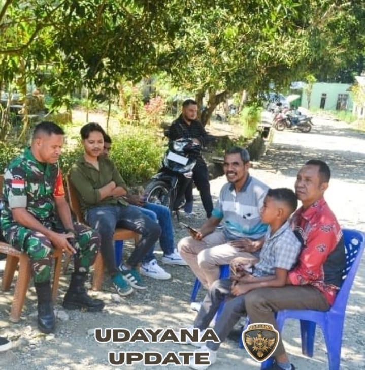 Babinsa Koramil 1618-04/Bisel Jalin Komsos dengan Warga Desa Sone Bahas Keamanan Wilayah