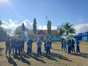 Persiapan HUT RI ke-80, Babinsa Koramil 1618-04/Bisel Latih Paskibra Kecamatan Insana Barat