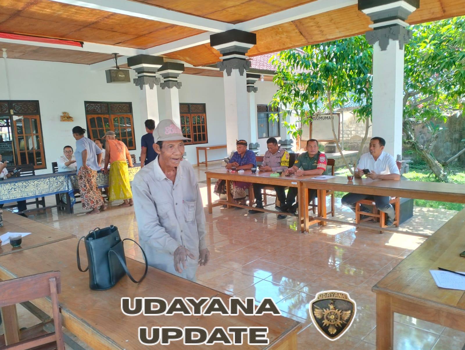 Babinsa Temukus Pastikan Penyaluran BLT DD Berjalan Aman dan Tertib