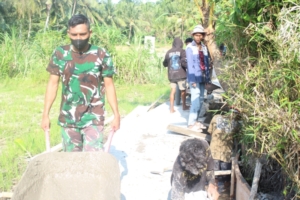 TNI dan Warga Batuan Kompak Bangun Jalan Tani Lewat TMMD