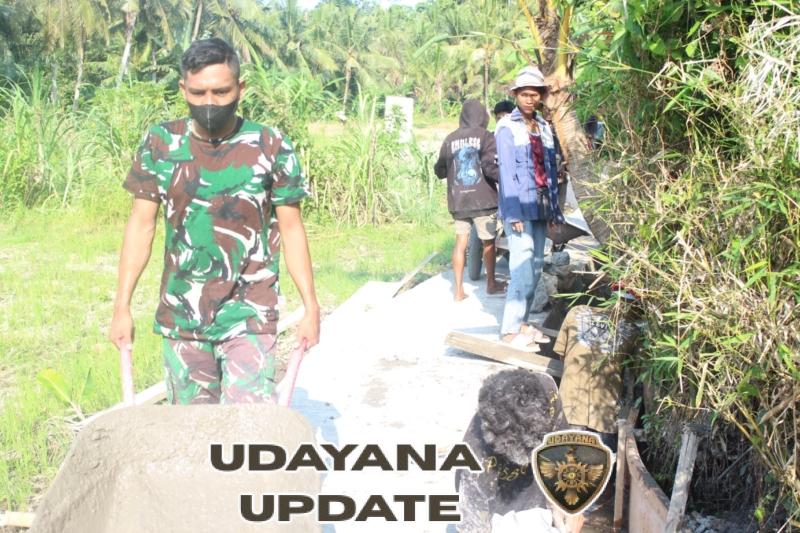 TNI dan Warga Batuan Kompak Bangun Jalan Tani Lewat TMMD