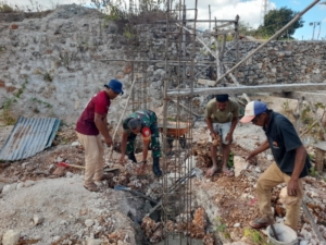 Gotong Royong Bersama Warga Babinsa Bantu Bangun Rumah