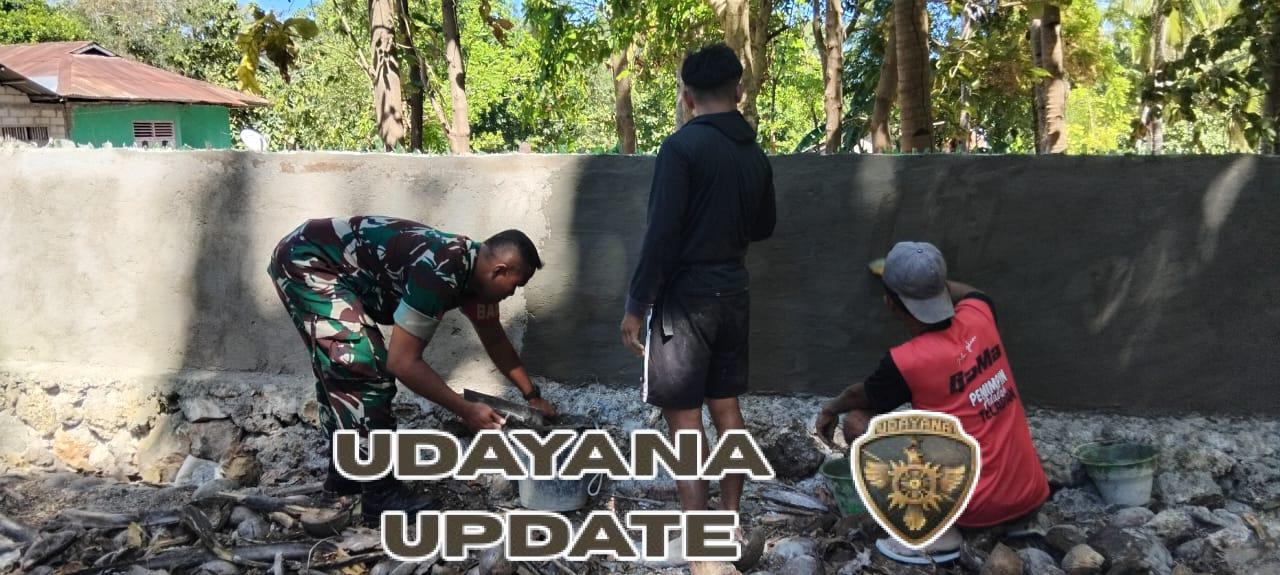 Wujud Kebersamaan Babinsa Bantu Warga Plester Pagar Rumah