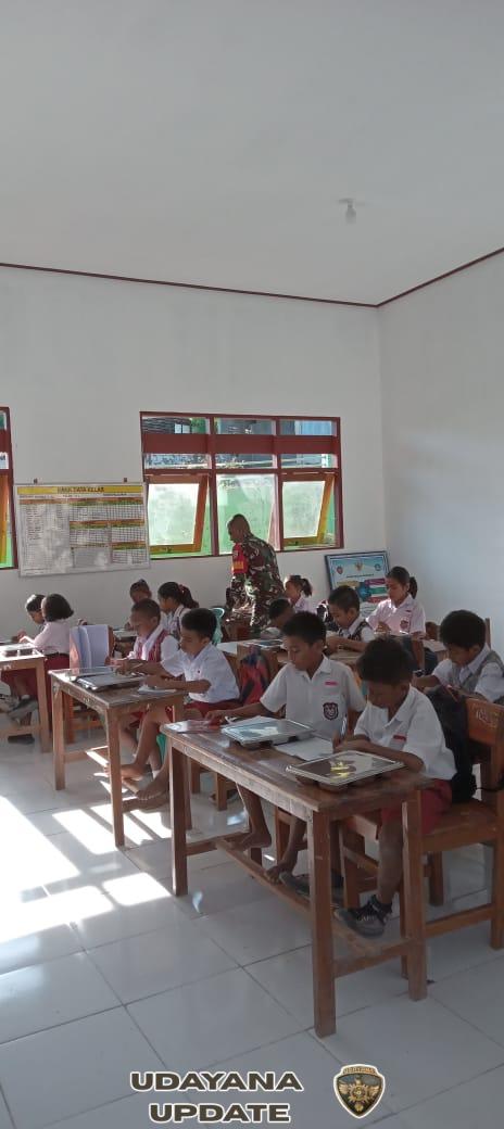 Kawal Pendistribusian Makan Bergizi Babinsa Dukung Program Pemerintah