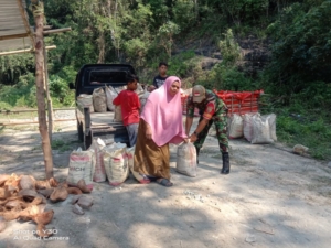 Sinergi TNI dan Masyarakat, Babinsa Ende Awasi Keamanan dan Bantu Pembangunan Rumah