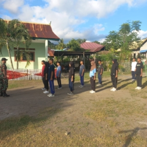 Tingkatkan Disiplin dan Kekompakan, Babinsa Koramil Mauponggo Latih PBB Siswa MTS Mauwaru