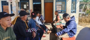 Kodim 1602/Ende: Babinsa Jadi Garda Terdepan dalam Menjaga Keamanan dan Kesehatan Masyarakat