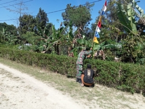 Babinsa Koramil 01/Kota So’e Serda Nyongsri Faot Pasang Umbul-Umbul Bersama Warga Binaan Jelang Penyambutan 17 Agustus