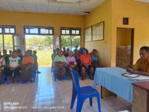 Babinsa Koramil 1602-04/Maurole Pastikan Bantuan Beras Tepat Sasaran di Desa Ranokolo