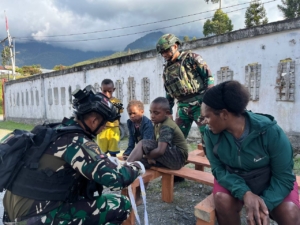 Respons Cepat Satgas Yonif 743/PSY Selamatkan Anak dari Infeksi Luka