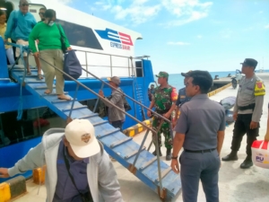 Kapal Expres Bahari 8E Sandar dan Berangkat Kembali dari Pelabuhan Ba’a