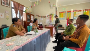 Dukung Program Gizi Presiden, Babinsa Koramil 01/Laratama Bersama SPPG Data Siswa Sekolah