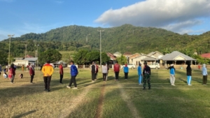 Anggota Koramil 02/Sekongkang Pimpin Pelatihan Paskibra Menyambut HUT KE-80 Kemerdekaan RI.