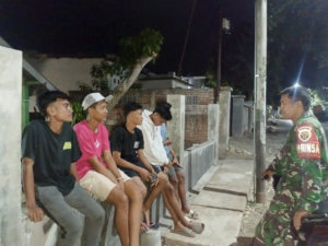 Babinsa Dorotangga Galang Partisipasi Warga Jelang HUT RI